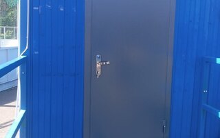 недорогая дверь с строительный домик с покрытием нитроэмаль снаружи