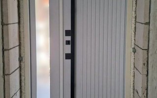 трехконтурная дверь с терморазрывом и стеклопакетом в новостройку