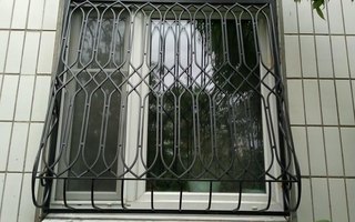 кованая дутая решетка для защиты окна в многоквартирном доме